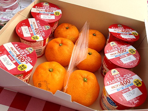 食後のデザートはみかんとヨーグルト。いっしょに食べよう。2011＠横浜