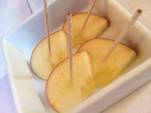 箸休めに岩手のりんご、ふじ。みつがはいっています。＠けろっっこ岩手食材×値決め食堂