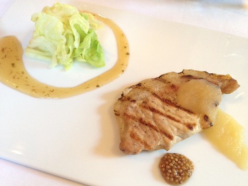 ４品目：白金豚のロースソテー　葉とらずリンゴのソース　岩手県産キャベツのエゴマドレッシング和え＠けろっっこ岩手食材×値決め食堂