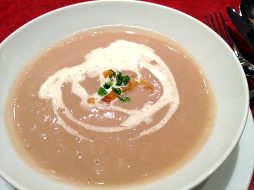 前菜　栗のポタージュ柿添え　ガラムマサラ風味のクリーム