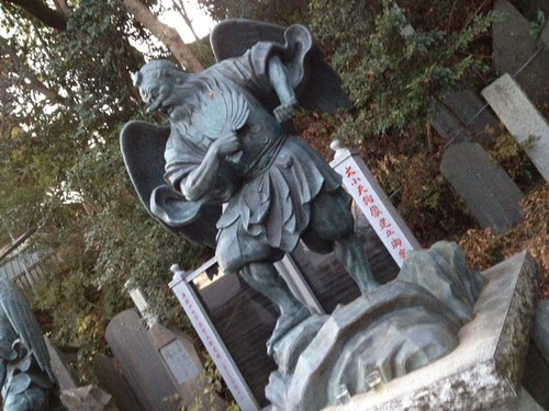 下りは薬王院を通ってきましたよ。天狗様かっこいいね。@2011/12/23 高尾山