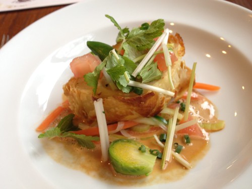 メインのお魚料理：白身魚のムースパイ包み焼き＠東京日仏学院ラ・ブラスリー