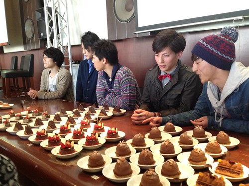 甘党男子たちが配ります。