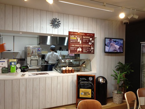 店内はテーブル席2つとシンプル。@中洞牧場ミルクカフェ 乃木坂