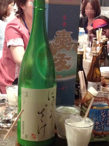 カクテル作成中。日本酒と牛乳。そして炭酸をいれるとマッコリみたいな味。@日本酒の新しい楽しみ方を学ぶ!ワークショップ