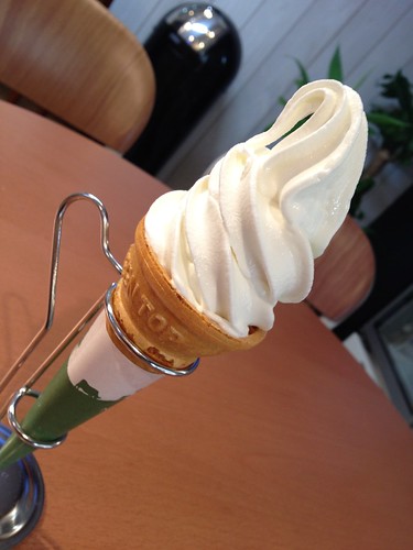 ソフトクリームSサイズ。380円。@中洞牧場ミルクカフェ 乃木坂