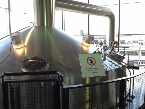 仕込み釜。まわりの様子はまるでガラス張りのオフィスの中。@ザ・プレミアム・モルツ講座