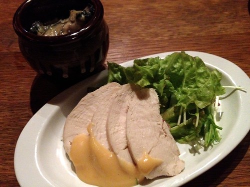 お通しの鶏肉と焼き牡蠣のガーリックオイル＠桜丘 ワヰン酒場 渋谷西口店