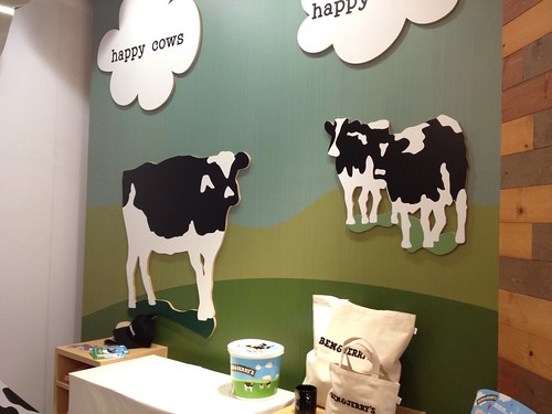 店内はかわいい牛さんが@BEN&JERRY