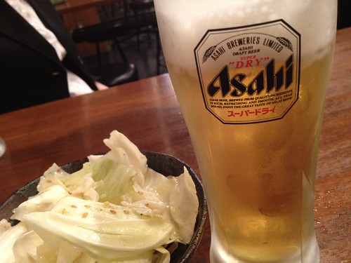 生ビールとお通しのキャベツ@一代目とんとん侍 三軒茶屋店