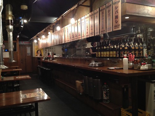 昭和レトロな店内でホルモンを堪能。コスパもさることながら気取らず飲めるのがいい！@一代目とんとん侍 三軒茶屋店