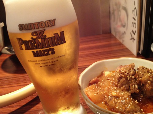 お通しの牛スジ煮込みと生ビール@三軒茶屋 ホルモンやく蔵 金肉屋