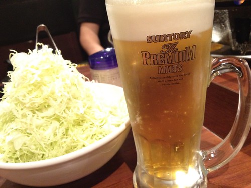 お通しのキャベツと生ビール！ドレッシングがとても美味いのです。＠ホルモン在市 芝大門