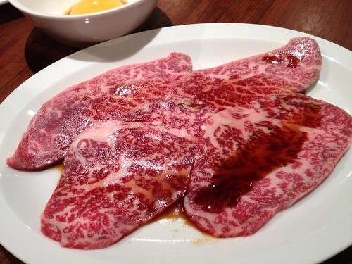 しょうゆ焼きのリブロースとミスジ！生卵をつけていただきます。＠ホルモン在市 芝大門
