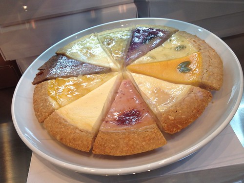 違う種類のものを１０個買ってホール風にするものいいですね。＠麻布チーズケーキ　サンクサンク