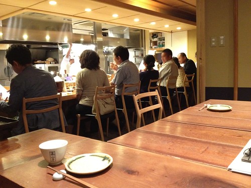 金曜日なのでお客さんで満席の店内＠やまと 楽