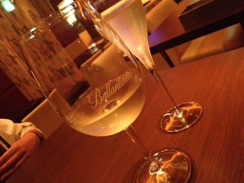 スタートは白ワインとスパークリングワインで乾杯＠マンダリーノ