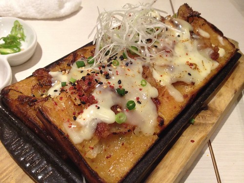 キムチチヂミにはなんとチーズが！＠TEJI TOKYO 西新宿店