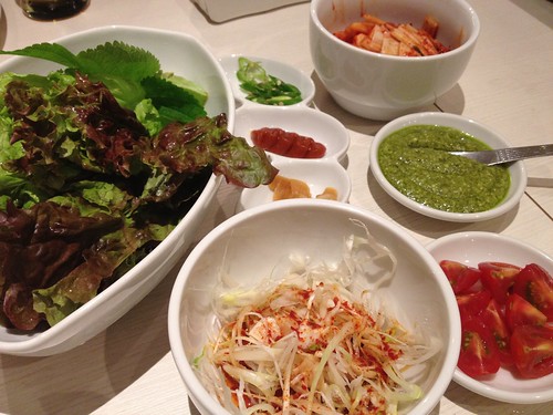 サムギョプサルのお肉と一緒にいただきます。＠TEJI TOKYO 西新宿店