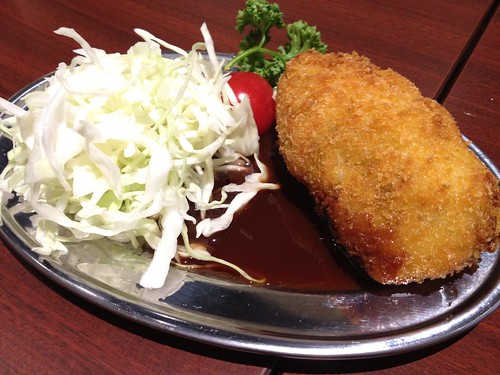 肉が焼き上がる前にコロッケ＠肉屋直営 小松屋 日銀通り店