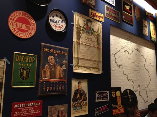 ブルーの壁にビールのラベルとかオシャレです。＠ブラッスリーセント・ベルナルデュス