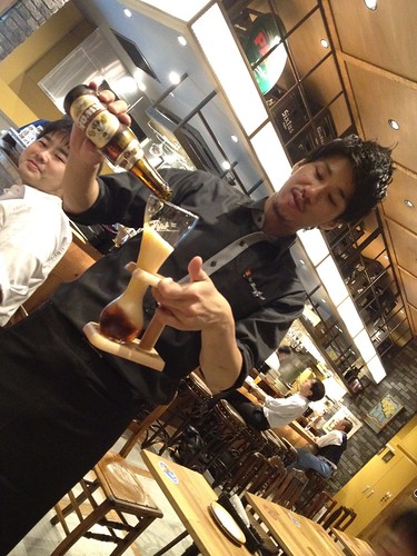 ビールをついでいただいております。＠ブラッスリーセント・ベルナルデュス