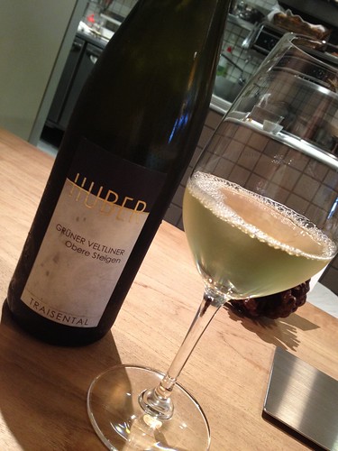 飲み物はきりりと冷えた白ワイン＠シャントレル