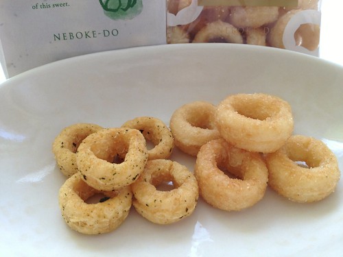 丸いラスクは食べやすい！左がガーリック、右がバター＠藤澤ねぼけ堂