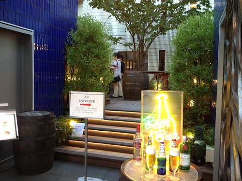 リゾートを思わせるオープンテラスがおすすめ。仕事帰りにヨックモックのカフェでまったりビール。＠ブルー・ブリック・ラウンジ（表参道）