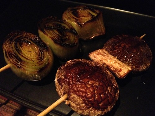 炭火焼きのネギとしいたけ＠やきとんに焼酎 路地