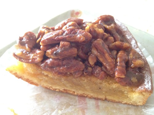 ビーカンナッツとキャラメルのタルト@カタネベーカリー