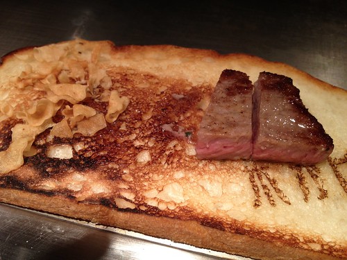 目の前で焼いてくれたロースのステーキはガーリックチップを添えて＠木かげ