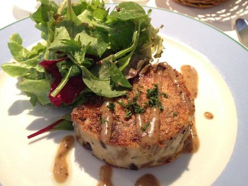 前菜はこの日おすすめのホタテとキノコのテリーヌ＠ラ・カスケット