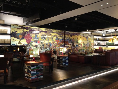 金屏風の裏には大きなモニター＠代官山 蔦屋書店