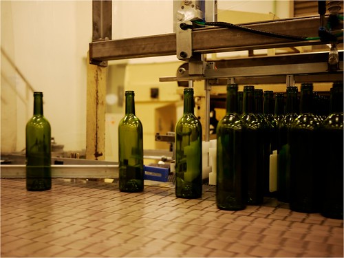 検査室にきた瓶はこれでもまだアツアツです。＠東洋ガラス