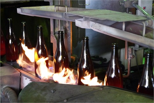 成形された瓶を炙っている？＠東洋ガラス