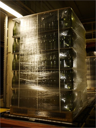 出荷前の瓶は積み上げられて倉庫で保管。＠東洋ガラス