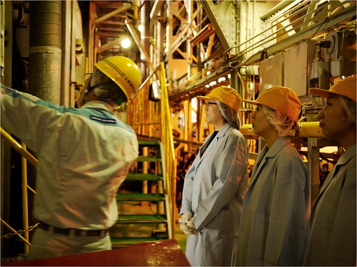 説明を真剣に聞いております＠東洋ガラス