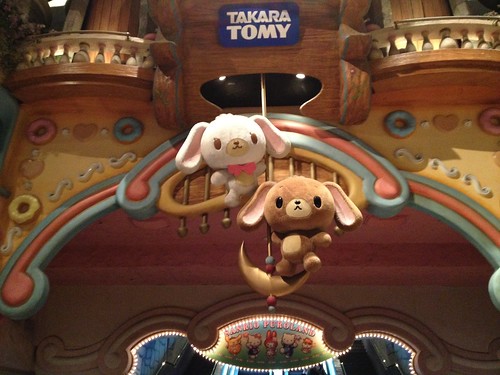 ふりかえると時計の下にシナモン??が。@サンリオピューロランド