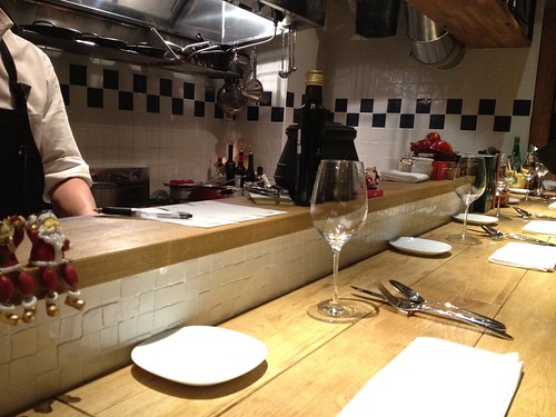 カウンター席でいただくモダンクラシカルスパニッシュ。センスあふれるお料理とワインにうっとり。@アルドアック（代々木公園・代々木八幡）