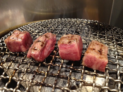 角切り肉を焼いています@焼肉スタジアム JAN(ジャン)