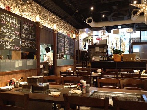 店内は天井が広く広々@かき小屋 新橋