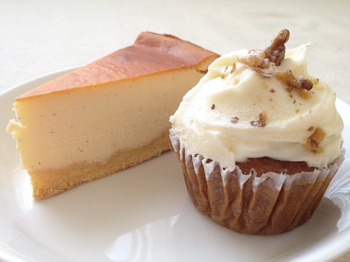 バニラのチーズケーキ420円とキャロットケーキ350円@サンデーベイクショップ