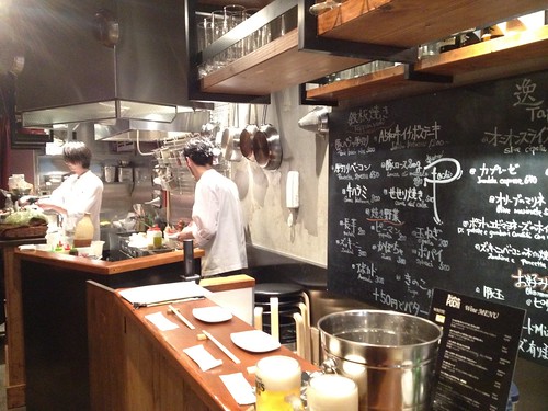 お好み焼き×ワイン。気軽なビストロであつあつの鉄板焼きがいただけるとは、おもしろいコンセプトですね。＠ビストロ ポチ（川崎）