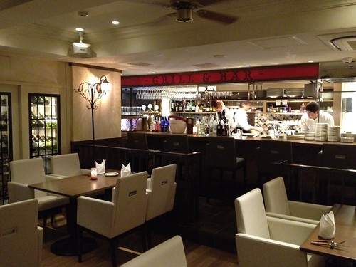 リゾートレストランのようなオシャレ空間。ワイン片手に本格的なグリル料理とスパニッシュをいただく。＠LA LOLA（ラロラ）銀座・新橋