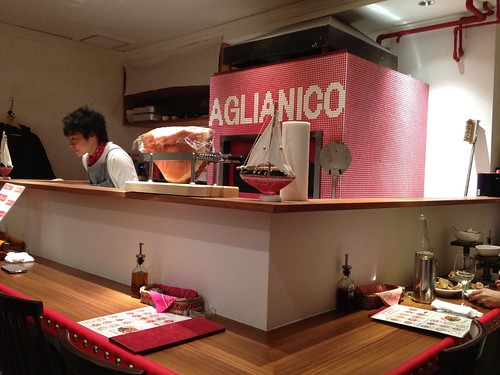 焼きたてピッツアとワインで週末に乾杯！店員さんの雰囲気もよく使い勝手のよいお店。＠アリアニコ（田町）