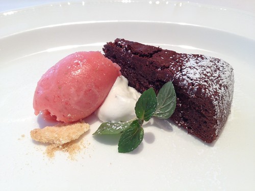 デザートはガトーショコラと木いちごのシャーベット@リストランテ カバカヴァロ
