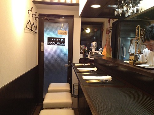 店内は狭いのですが、逆に落ち着くかも。＠サンフォコン