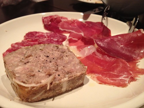 フランスワインにぴったりの素敵なリヨン料理たち。フレンチビストロで友人たちとワイワイと楽しむ。＠レ マーシャン ド レーヴ（五反田）