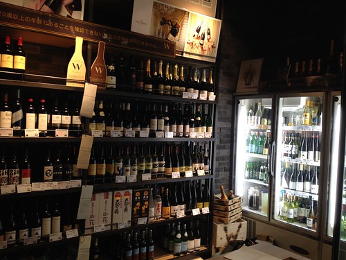 入り口を開けるとそこはワインたちがいっぱい。販売されているそうです。@ダブリュー センガワ